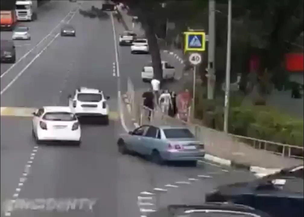 له کردن عابران پیاده توسط راننده دیوانه