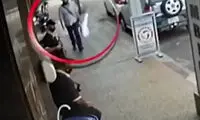 قلدری مرد اسلحه به دست در خیابان برای عابر در حال عبور