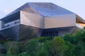 معماری جالب چینی‌ها روی یک تپه