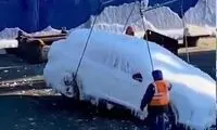 جابجایی خودروهای یخ‌زده در یکی از بنادر روسیه