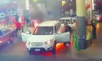 لحظه آتش گرفتن خودروی سانتافه در پمپ بنزین