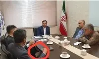 تصویری پربازدید از جوراب آقای مدیر در جلسه کاملا رسمی!