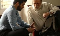 تصویری از سینا مهراد بر سر مزار امین تارخ 