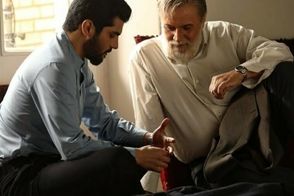 تصویری از سینا مهراد بر سر مزار امین تارخ 