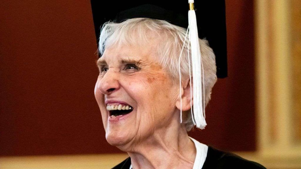  زنی ۹۰ساله که پس از ۷۱سال فارغ‌التحصیل شد