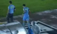 بازی متوقف شد تا داور به دستشویی برود!