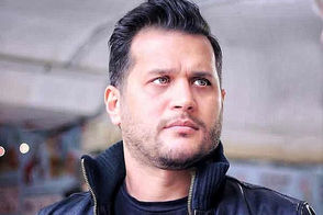 ​حس‌و‌حال غم‌انگیز سیاوش خیرابی سر مزار پدرش