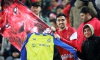 هواداران پرسپولیس، پیراهن النصر را پاره کردند