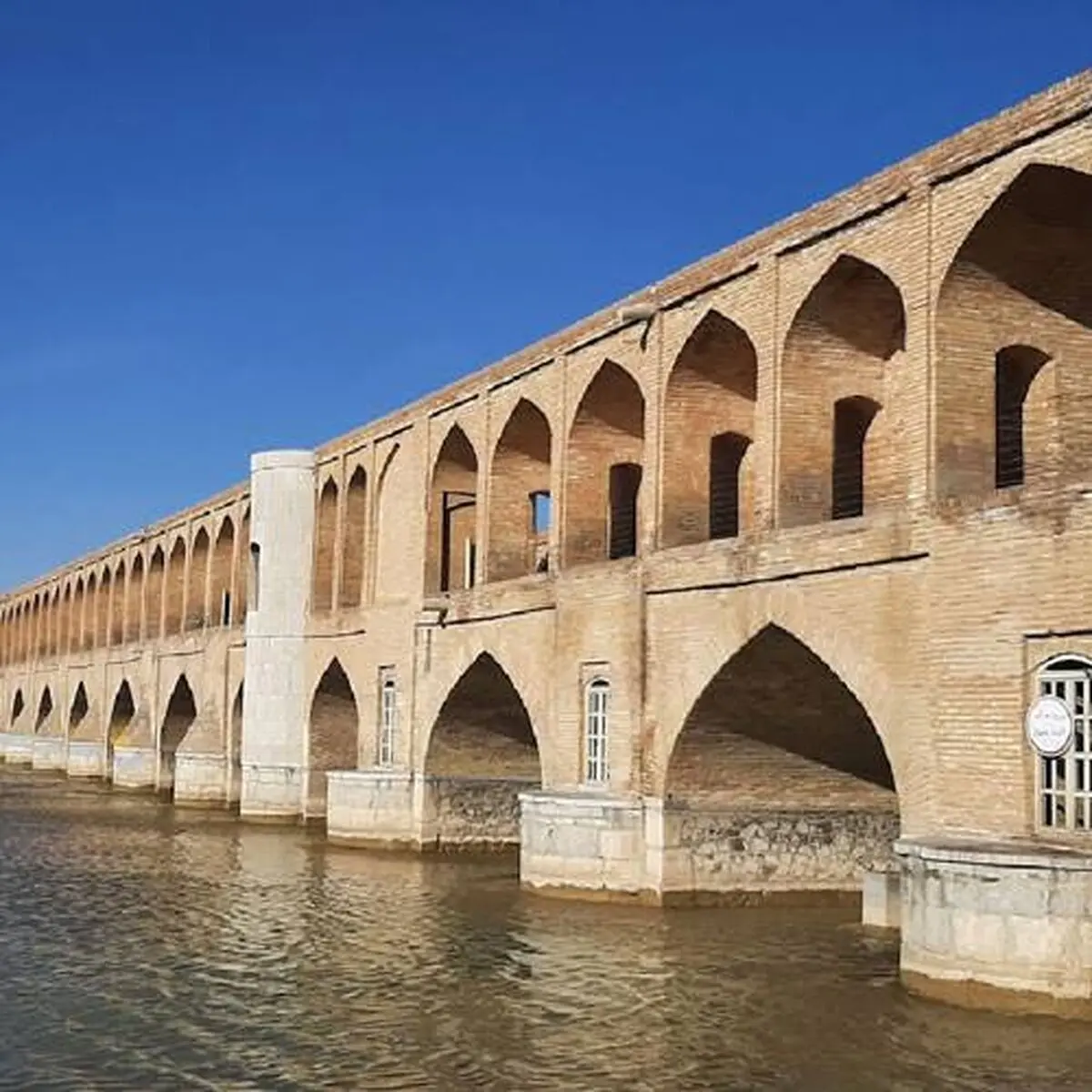 شیرین‌کاری یک پسر نزدیک بود به سی و سه پل آسیب بزند