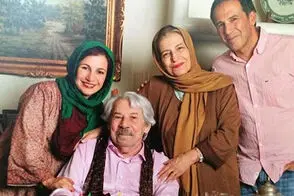 ویدئوی از تذکر مادر لیلی رشیدی به نحوه نشستن او