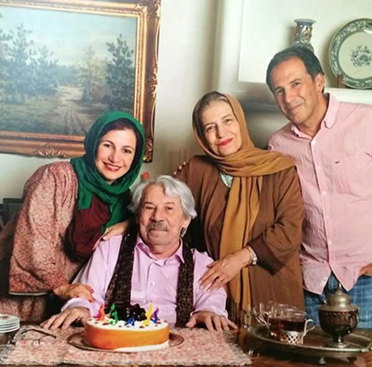 ویدئوی از تذکر مادر لیلی رشیدی به نحوه نشستن او