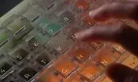 این کیبورد شیشه‌ای FULL HD است!