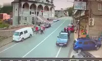تصادف هولناک یک خودرو به خاطر یک بی احتیاطی!
