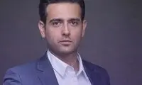 ژست بامزه بازیگر دخترکش سینمای ایران حین رانندگی