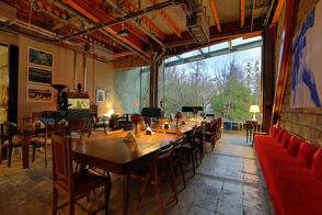 صف عجیب مردم مقابل یک کافه کریسمسی در تهران!