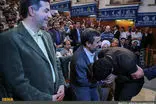 صحنه بوسیدن دست احمدی‌نژاد باز هم تکرار شد!