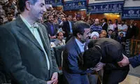 صحنه بوسیدن دست احمدی‌نژاد باز هم تکرار شد!