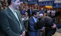 صحنه بوسیدن دست احمدی‌نژاد باز هم تکرار شد!