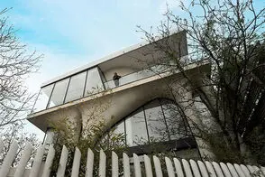 ویلایی در لواسان که ستون‌هایش نقش اتاق را بازی می‌کنند