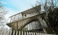 ویلایی در لواسان که ستون‌هایش نقش اتاق را بازی می‌کنند