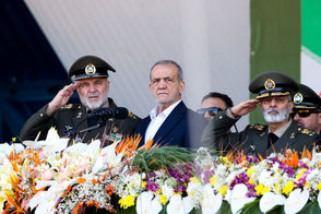 حضور پزشکیان بر مزار شهید حاجی‌زاده