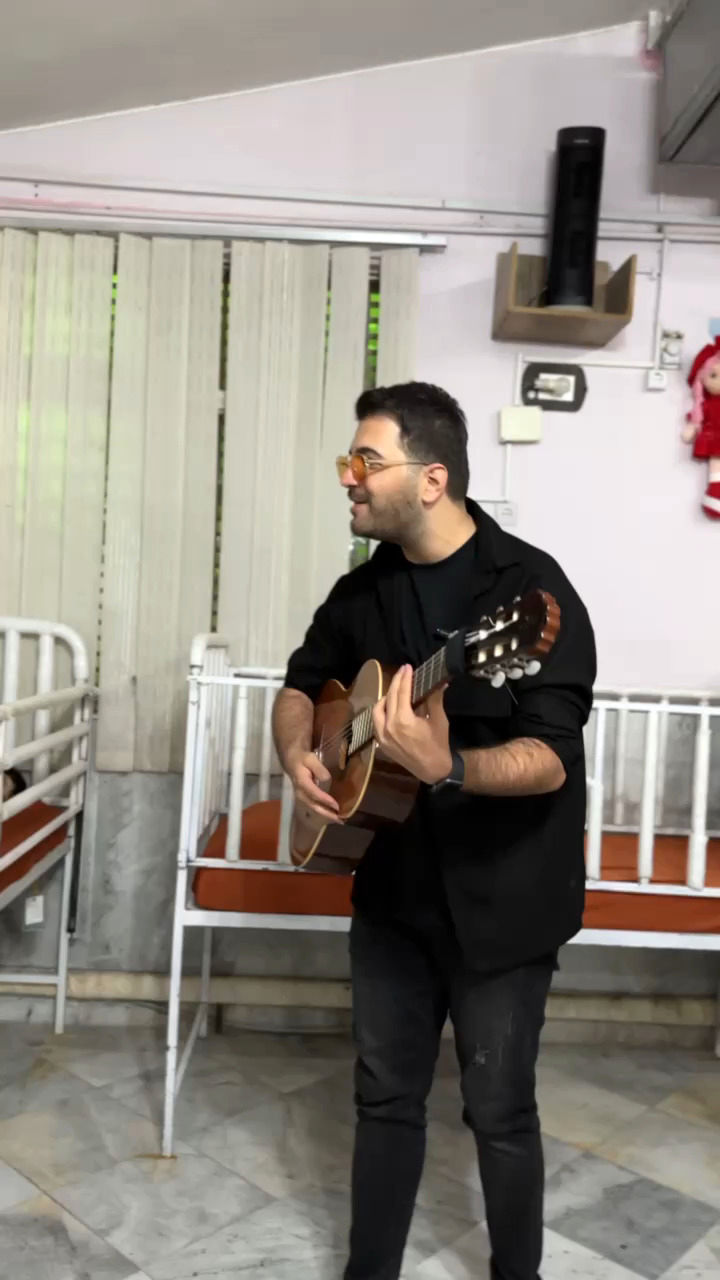 اجرای زنده عجیب خواننده مشهور ایرانی در مشهد