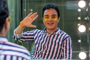 عمو پورنگ آهنگ معروفش را در یک بیمارستان اجرا کرد!