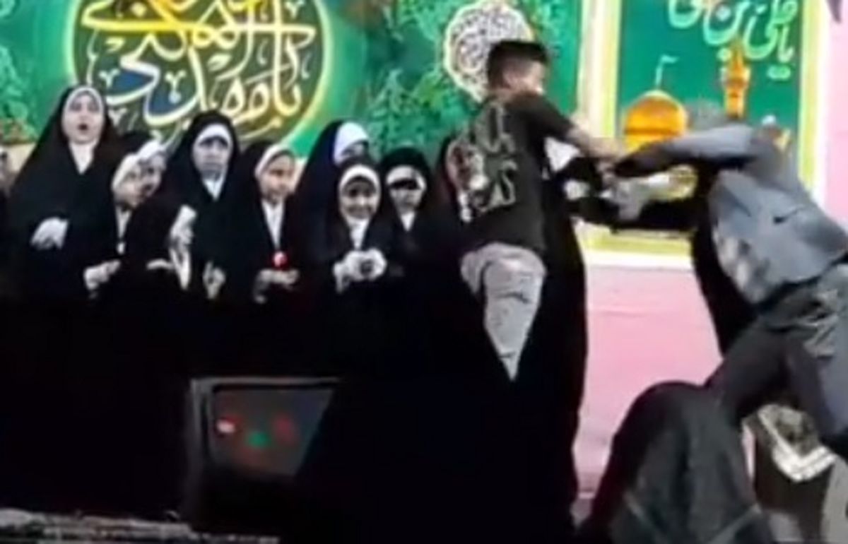   حمله پسر نوجوان با چاقو به مجری برنامه در نجف‌آباد 