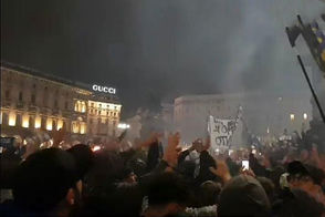 جشن باشکوه هواداران اینتر در خیابان‌های میلان