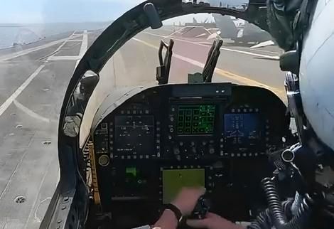 تیک‌آف دیدنی جنگنده اف۱۸ از نمای داخل کابین خلبان 