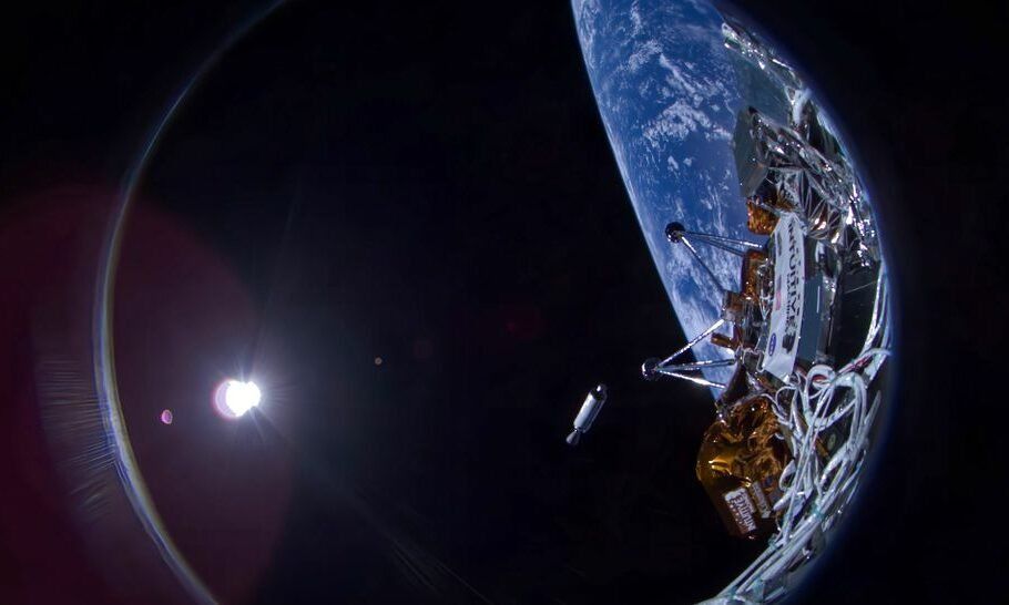 ثبت لحظه تاریخی فرود فضاپیمای آمریکایی در ماه