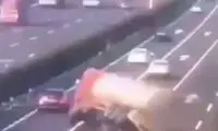 چپ شدن وحشتناک یک کمپرسی وسط اتوبانی عظیم