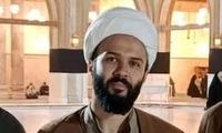 پوشش متفاوت چند روحانی در مراسم تشیع پیکر یک شهید