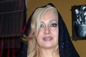 «جهانگیر فروهر» در حال صحبت با دخترش «لیلا فروهر» در دهه 40