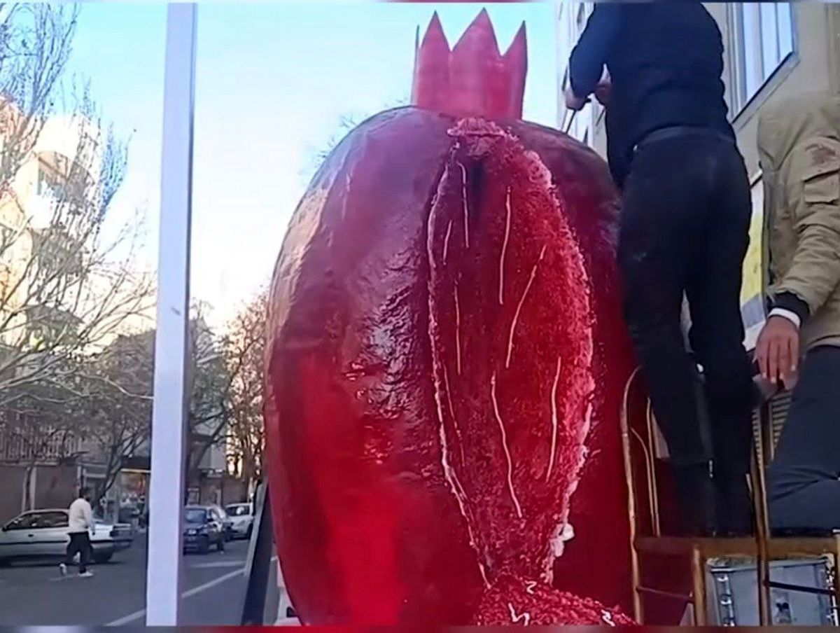 نمایش کیک یک و نیم تنی به شکل انار در تبریز!