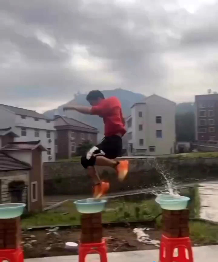 حرکت حیرت‌انگیز یک پسر جوان؛ دویدن روی آب!