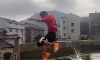 حرکت حیرت‌انگیز یک پسر جوان؛ دویدن روی آب!
