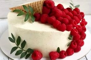 جذاب‌ترین ایده‌های تزئین کیک خانگی با میوه و گل