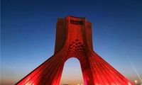 رنگ برج آزادی ناگهان قرمز شد!