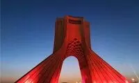 رنگ برج آزادی ناگهان قرمز شد!