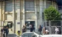 مشتری عصبانی در بانک را روی کارمندان قفل کرد!