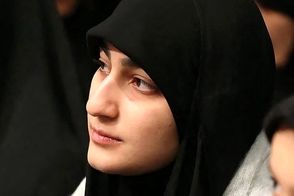 همسر و دختر سردار سلیمانی در حال گفتگو با رهبر انقلاب؛ سال 1402