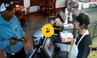 شلیک بی‌نقص و دقیق فروشنده به سارق مسلح