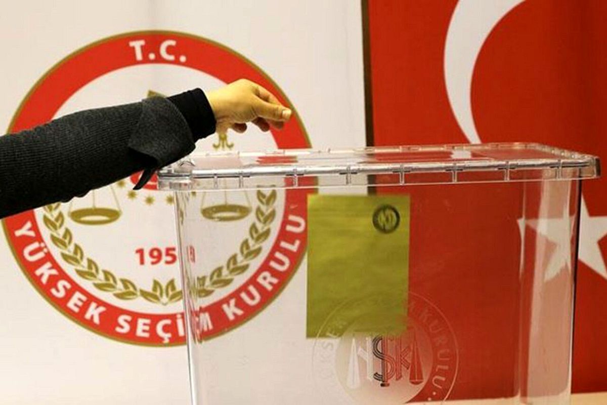 پوشش خاص یک زن و شوهر در انتخابات ترکیه