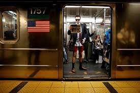حقه بانمک این مرد برای نشستن روی صندلی مترو 