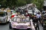 مداحی دانش‌آموز پسند و عجیب در تجمعات خیابانی!
