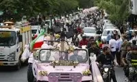 مداحی دانش‌آموز پسند و عجیب در تجمعات خیابانی!