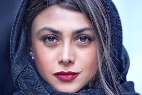 آزاده صمدی: به دلیل مشکلات مالی بازی می‌کنم