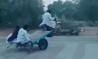 شیرین‌کاری عجیب یک موتورسوار!