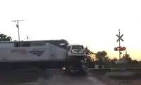 لحظه برخورد قطار با کامیون حامل خودروهای لاکچری 